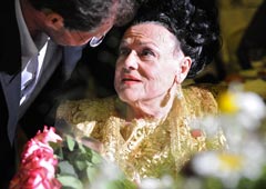 Людмила Зыкина принимает поздравления с 80-летним юбилеем во время торжественного вечера в отеле «Метрополь». 10 июня 2009 года