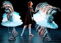 Марат Шемиунов в роли принца Зигфрида в сцене из балета «Лебединое озеро», который прошел в рамках концерта-презентации 177-го сезона в Михайловском театре
