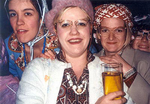 Фольклорный архив. Молодые девушки, одетые под пожилых дам. 2000. Блэкпул