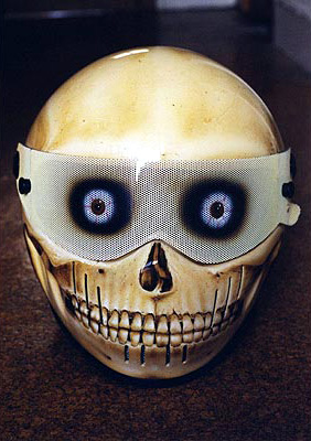 Защитный шлем в форме черепа, изготовленный Стюартом (Сэмом) Хьюзом. 2000. Шэрлтон. Лондон