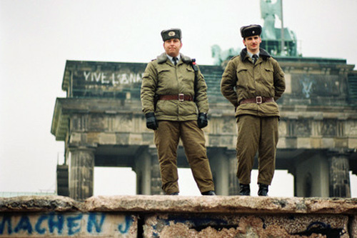 Энгельберт Райнеке. Пограничники ГДР у Бранденбургских ворот 9 января 1990