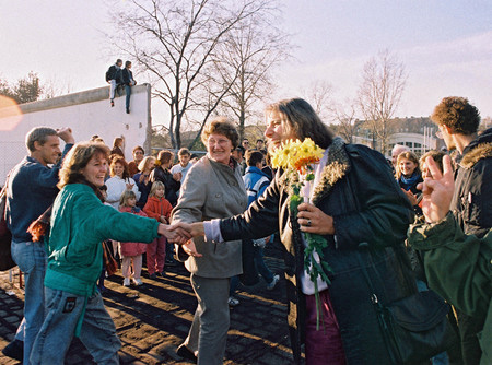 Клаус Ленартц. Падение Берлинской стены 11 ноября 1989 западные и восточные немцы приветствуют друг друга