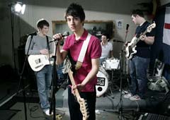 Arctic Monkeys сыграют альбом по сети
