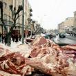 Николай Игнатьев. Грузовик с мясом на фоне улицы. Свердловск, март 1991 