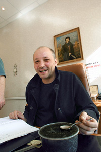 Андрей Васильев у себя в кабинете ест черную икру. 29 июня 2001 года