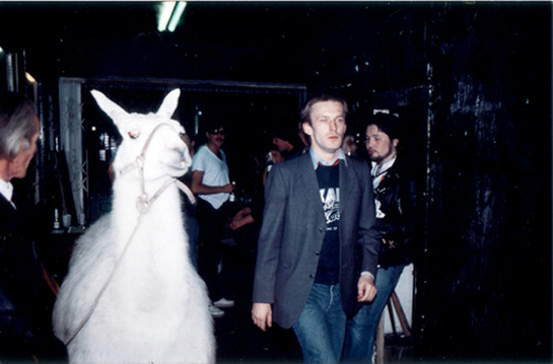 Мартин Киппенбергер с ламой на вечеринке, посвященной закрытию музыкального клуба S.O.36. Берлин, 30 июня 1980