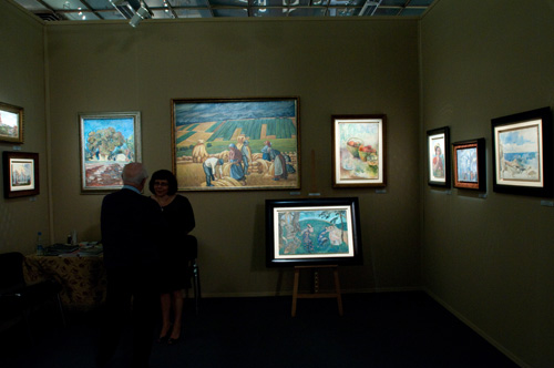 Стенд галереи «Элизиум» Antiques  на 27-м Антикварном салоне в ЦДХ. На мольберте – Борис Григорьев. Фавны. 1913  