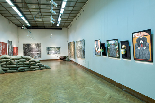 На фото слева: Иван Лунгин. Ex Barricadas. Инсталляция. 2008-2009