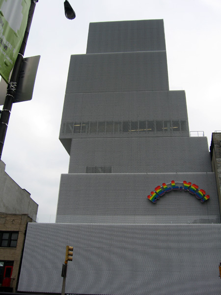 Фасад Нового музея современного искусства в Нью-Йорке