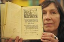 Сотрудница веймарской Библиотеки герцогини Анны-Амалии демонстрирует либретто «Шабаша ведьм»