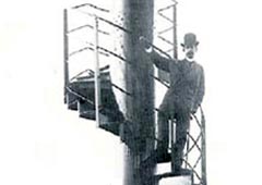 31 марта 1889 года, когда еще не заработали лифты, Гюстав Александр Эйфель поднялся по лестнице на самый верх своей башни, чтобы водрузить там французский флаг
