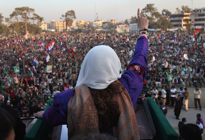2007. 27 декабря. В пакистанском городе Равалпинди в результате террористического акта погибает Беназир Бхутто – первая женщина, возглавившая исламское государство. На фото: Беназир Бхутто выступает перед толпой за несколько минут до теракта.