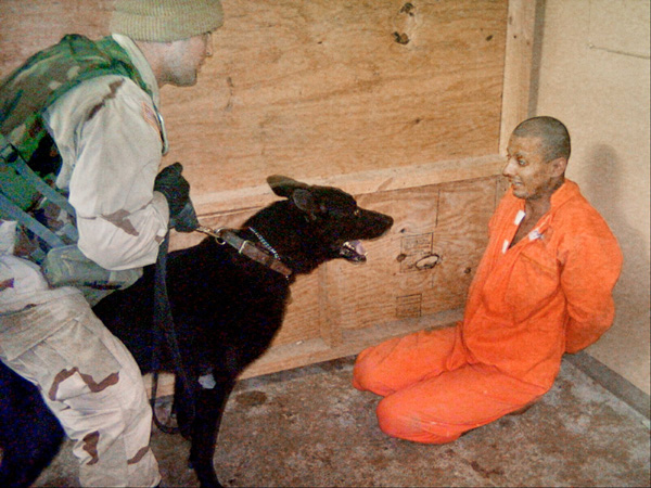2004. 28 апреля. Фотографии издевательств со стороны американских военнослужащих над заключенными в иракской тюрьме Абу-Грейб впервые показаны широкой публике в программе 60 Minutes на американском канале CBS.