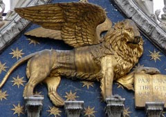 Крылатый лев (символ покровителя Венеции апостола Марка) на базилике Св. Марка, послуживший прообразом главной награды Венецианского кинофестиваля