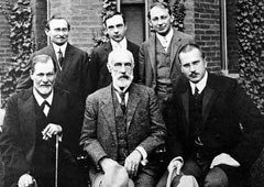 Зигмунд Фрейд (слева в нижнем ряду) и Карл Юнг (справа в нижнем ряду) в Университете Кларка (США). 1908