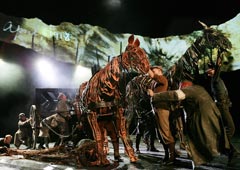 Эпизод из спектакля «Боевой конь» на сцене Национального театра в Лондоне