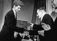 Председатель оргкомитета Первого Международного конкурса пианистов имени Чайковского Дмитрий Шостакович (справа) вручает победителю конкурса Ван Клиберну (слева) золотую медаль. 1 января 1958 года