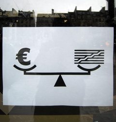 Знак евро и Центр Помпиду на одних весах
