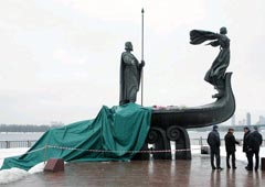 Рухнул памятник основателям Киева