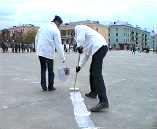 Виктор Давыдов. Кадр из видеодокументации акции «Исkunsтво», совместно с «Атомной провинцией». 1993