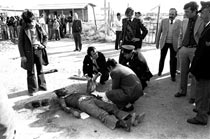 Полицейские осматривают тело Пазолини. Остия, 2 ноября 1975 года