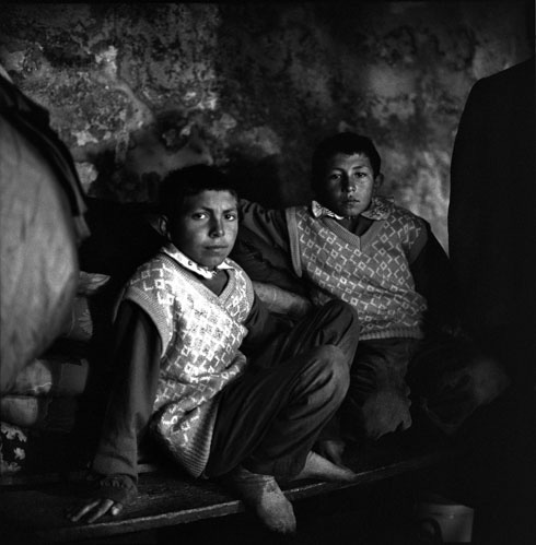 Двое сыновей Ильяса Албана в их ветхом доме в деревне Отаглы. Карс, Турция. 2007 