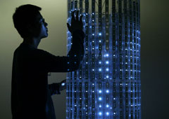 Йин-Йо Мок со своей инсталляцией SoniColumn