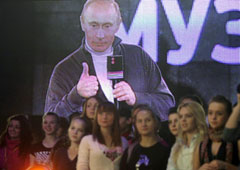 Премьер-министр РФ Владимир Путин на съемках специального проекта «Битва за респект: начни сегодня!» телеканала «Муз-ТВ». 13 ноября 2009 года
