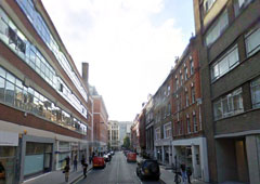 22 Eastcastle Street (слева), лондонский адрес галереи «Риджина»
