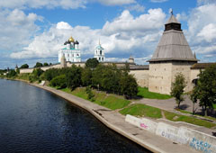 Вид на Псковский кремль с Ольгинского моста. На переднем плане Власьевская башня