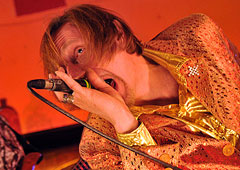 Лидер «Николая Коперника» Юрий Орлов на праздновании 25-летия группы «Звуки Му». Февраль 2009 года