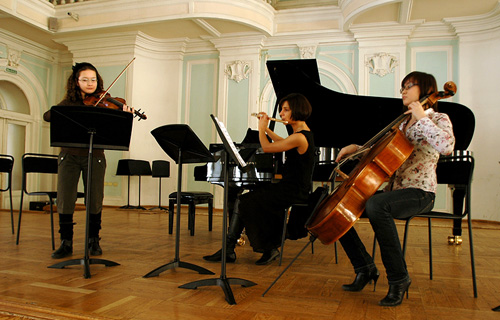 Концерт «Возвращение. Детский альбом». Мария Федотова (в центре) выступает с юными музыкантами на сцене Рахманиновского зала