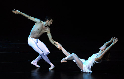  Ульяна Лопаткина и Массимо Мурру во время выступления с программой «Ролан Пети и звезды мирового балета» 