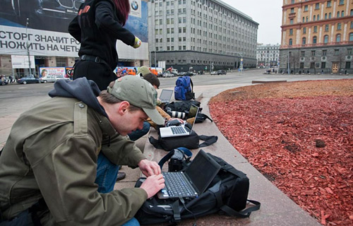 Журналисты на Лубянской площади, передающие информацию с места трагедии