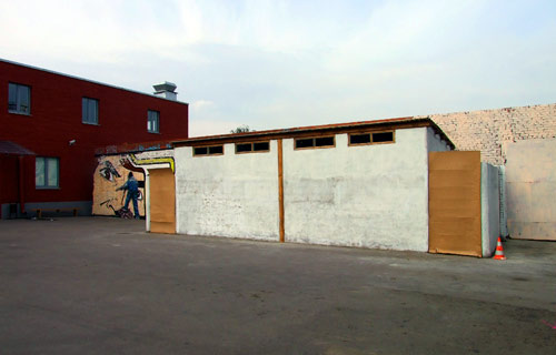  Вид готовящейся инсталляции «Туалета» на Винзаводе, 2008 