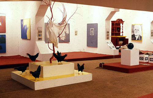 Выставка «Шизокитай», фрагмент. 1990. На первом плане работа Н. Паниткова. Куратор Иосиф Бакштейн