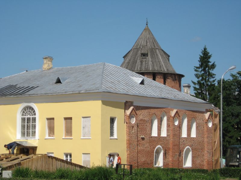 В Грановитой (Владычной) палате в Новгороде найдена рукоять плетки XII века, украшенная надписью «Дураку и черт что сват».