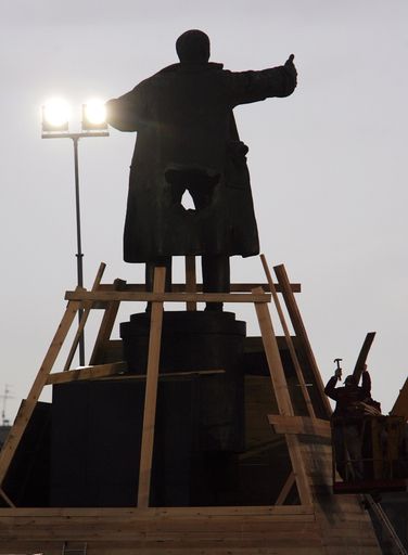 Памятник Ленину на Финляндском вокзале, взорванный неизвестными 1 апреля, будет демонтирован в ближайшие дни. На починку скульптуры, которая обзавелась дырой в районе ягодиц, потребуется не менее полугода.