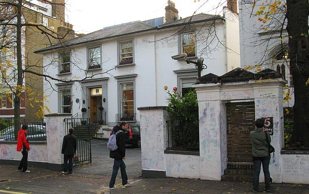 Студию Abbey Road включили в список британского культурного наследия. Теперь ее нельзя перестраивать снаружи без санкции властей, хотя по-прежнему можно продавать.