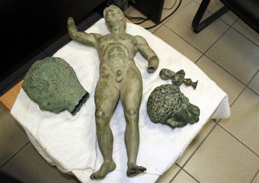 Полиция города Cалоники задержала двух контрабандистов, торговавших античными древностями. Они выставили на продажу, в частности, бюст Александра Великого, оцениваемый в 7 млн евро.