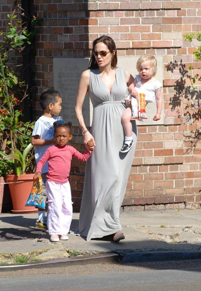 Анджелина Джоли намерена постепенно отойти от кино. «Я готова еще немного поработать, а затем – отойти от кино, чтобы готовиться к роли бабушки», – сказала актриса в интервью BBC.