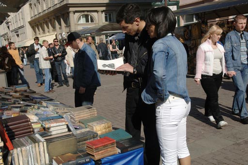Московские власти намерены убрать со Старого Арбата всех торговцев, кроме продавцов книг.