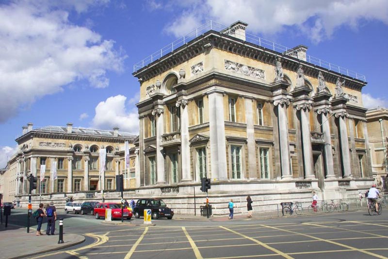 Музей Ашмола при Оксфордском университете, старейший общедоступный музей в Великобритании, сегодня закрывается на реконструкцию. Работы планируется закончить к ноябрю 2009 года.