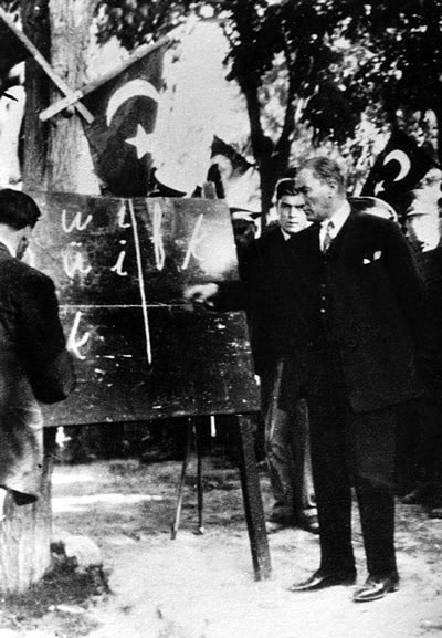 Мустафа Кемаль Ататюрк представляет новый турецкий алфавит жителям города Кайсери. 20 сентября 1928 года