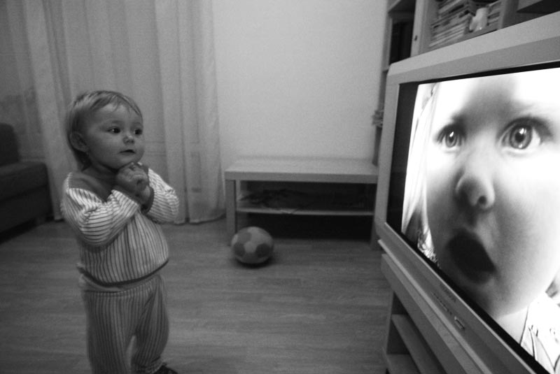 Власти Франции запретили национальным телеканалам выпускать передачи, рассчитанные на детей до трех лет. Решение принято на основании медицинского заключения, которое утверждает, что живое общение играет ключевую роль в развитии детей моложе этого возраста.