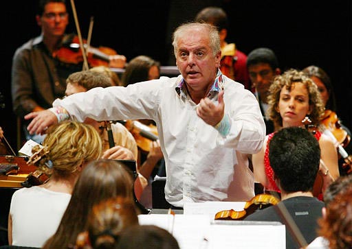 Даниэль Баренбойм дирижирует оркестром «Западно-восточный диван» в Королевском Альберт-холле на фестивале Proms в 2003 году - Alastair Grant