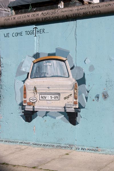Граффити Биргит Киндер на восточной стороне Берлинской стены - Luke Robinson