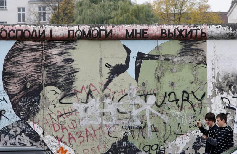 Художники, расписавшие сохранившийся кусок Берлинской стены, восстановят свои граффити. Ранее все рисунки были смыты со стены в ходе ее реставрации.