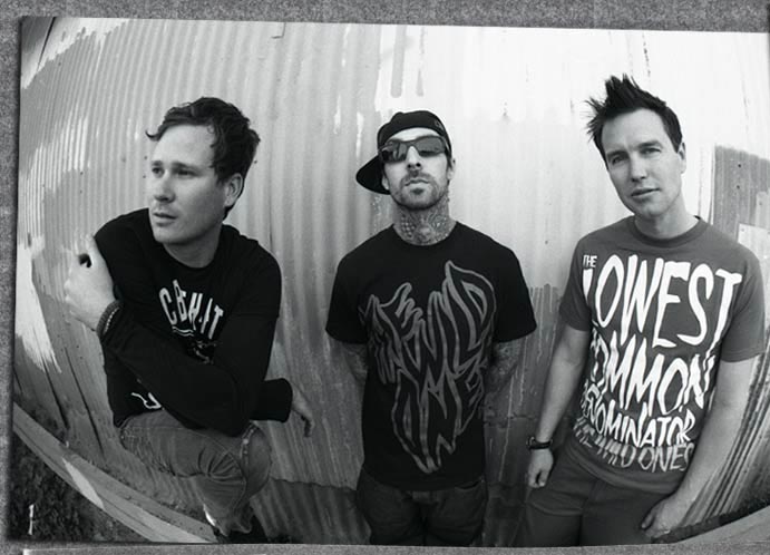 На прошедшей в Лос-Анжелесе церемонии «Грэмми» группа Blink-182 объявила о своем воссоединении. Blink-182 прекратили выступления пять лет назад.