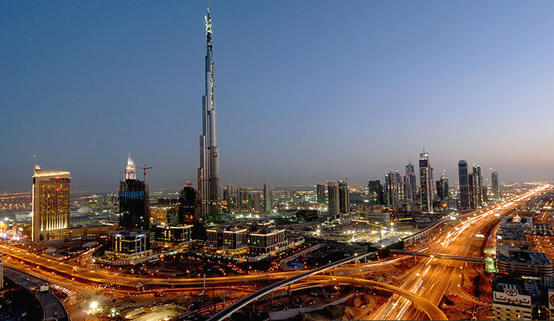 828-метровая башня Бурдж-Халифа (Дубай), самое высокое рукотворное сооружение в мире, снова стала принимать туристов. Башню пришлось закрыть в феврале из-за сбоев в работе лифтов.